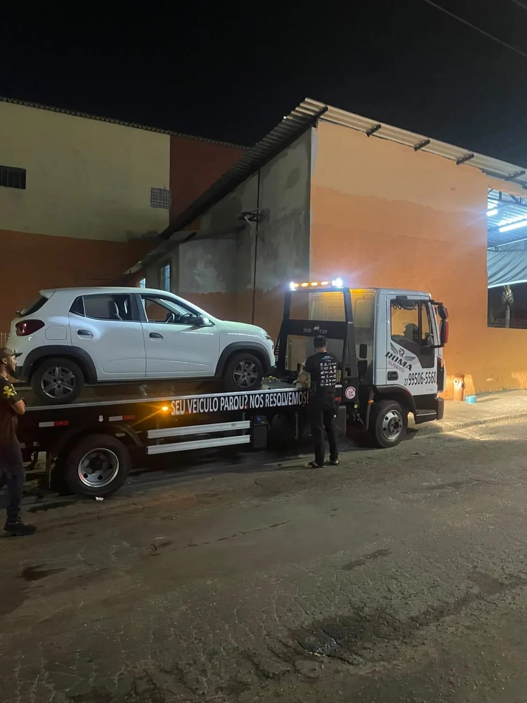 Guincho Roma transportando veículo durante atendimento noturno